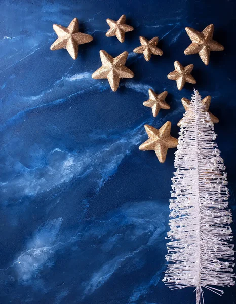 Открытка Простыми Новогодними Украшениями Декоративное Белое Праздничное Дерево Золотые Звезды — стоковое фото