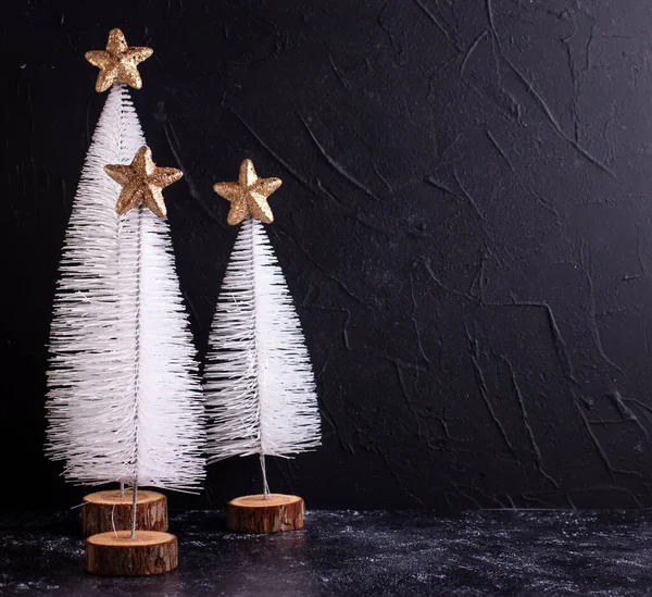 Jednoduchá Vánoční Pohlednice Dekorativní Bílé Vánoční Stromy Zlatými Hvězdami Černém — Stock fotografie