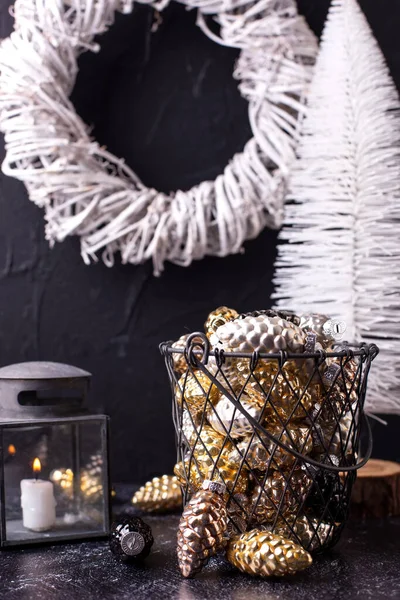 Decorações Ano Novo Balde Metálico Com Cones Vidro Decorativos Grinalda — Fotografia de Stock