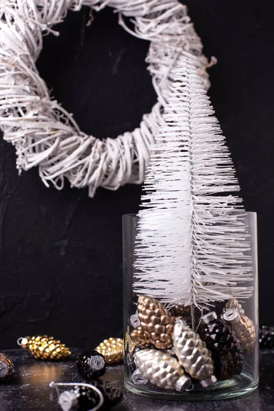 简单的新年装饰 有白色装饰树 玻璃锥形和白色手工花环的夹具黑色纹理背景 斯堪的纳维亚简约主义风格 静谧的生活 — 图库照片