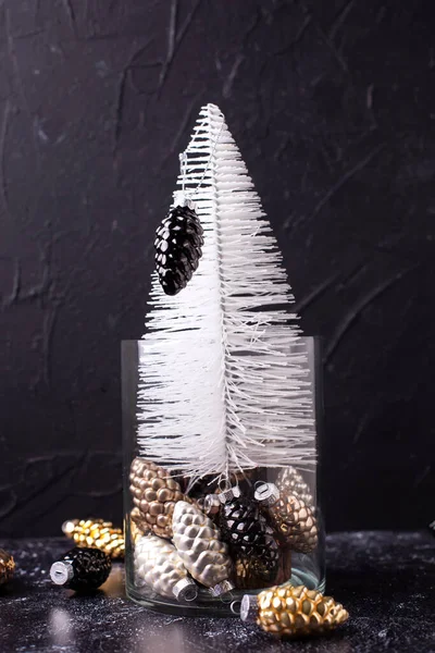 有简单新年装饰的明信片 白树和玻璃锥形在透明的罐子中 与黑色纹理背景相抗衡 斯堪的纳维亚简约主义风格 静谧的生活 — 图库照片
