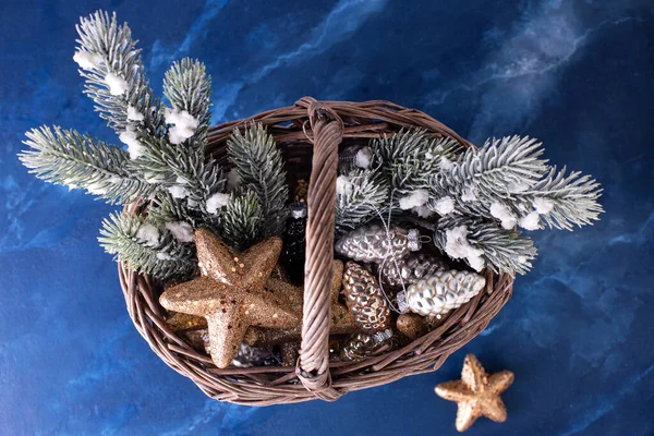 Koszyk Gałęziami Choinki Błyszczące Złote Ozdoby Świąteczne Głębokim Niebieskim Tle — Zdjęcie stockowe