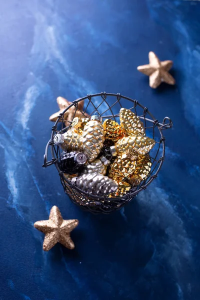 背景与圣诞装饰 玻璃黄金 银质装饰锥和金星在金属桶深蓝色背景 简约的风格 安静的生活 顶部视图 — 图库照片