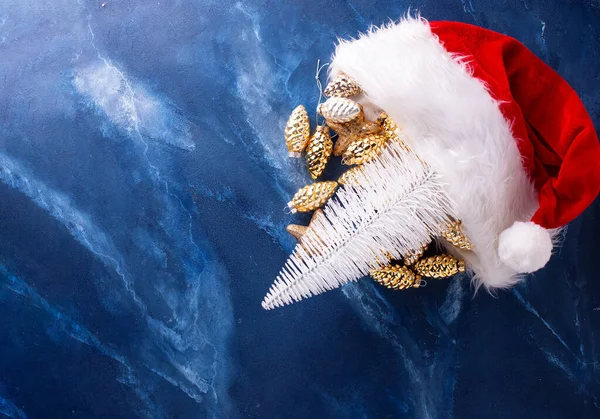 Nowy Rok Lub Świąteczne Dekoracje Czerwony Kapelusz Świętego Mikołaja Dekoracyjne — Zdjęcie stockowe