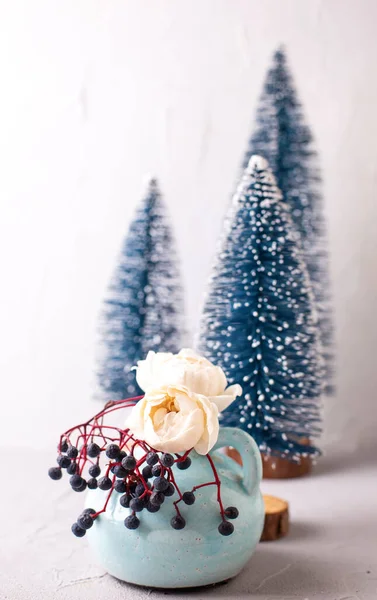 Una Postal Invierno Árbol Vacaciones Azul Decorativo Bayas Silvestres Flores — Foto de Stock