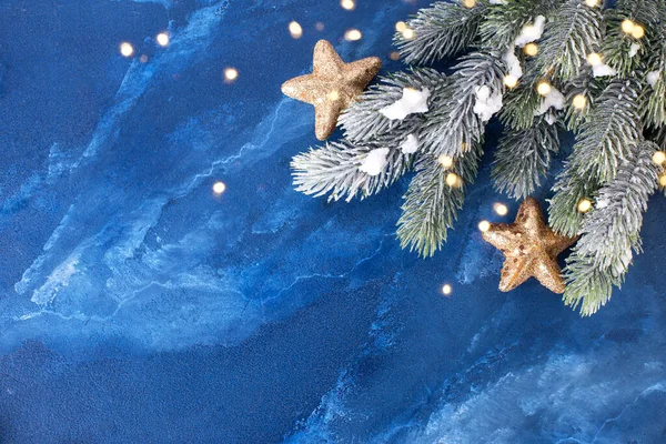 Ramka Gałęzi Drzewa Futerkowego Błyszczące Złote Gwiazdy Głębokim Niebieskim Tle — Zdjęcie stockowe
