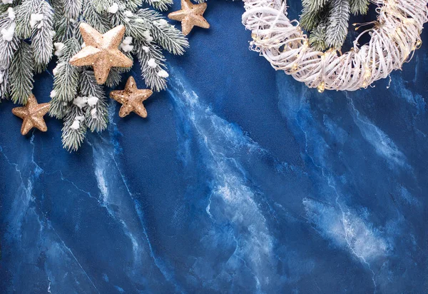 深い青色の雑音の背景に枝の毛皮の木 白い花輪とお祝いの黄金の星からのフレーム 単純なクリスマスの構成 最上階だ テキストの場所 — ストック写真