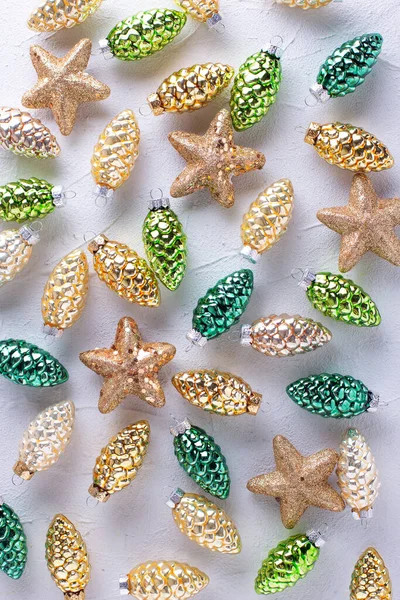Świąteczne Dekoracje Kolorowe Jasne Zielone Złote Szyszki Dekoracyjne Gwiazdy Szarym — Zdjęcie stockowe