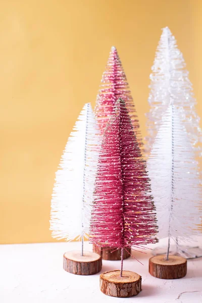 Decoraciones Año Nuevo Árboles Vacaciones Decorativos Blancos Rosados Contra Pared — Foto de Stock