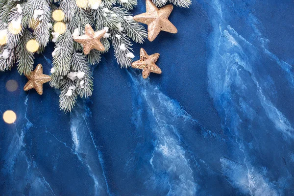 Ramka Gałęzi Drzewa Futerkowego Świąteczne Złote Gwiazdy Głębokim Niebieskim Tle — Zdjęcie stockowe