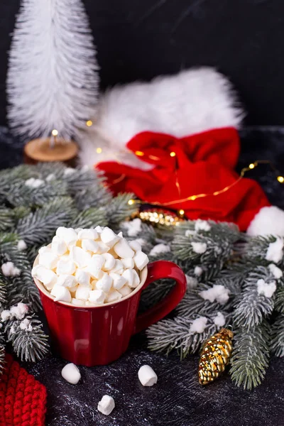 Rote Tasse Mit Heißgetränk Und Haufen Von Maschmellows Weihnachtsmütze Und — Stockfoto