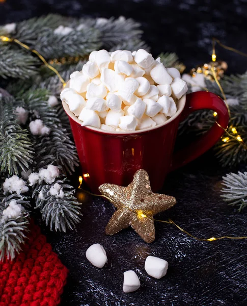 Coppa Rossa Con Bevanda Calda Mucchio Marshmellows Rami Albero Natale — Foto Stock