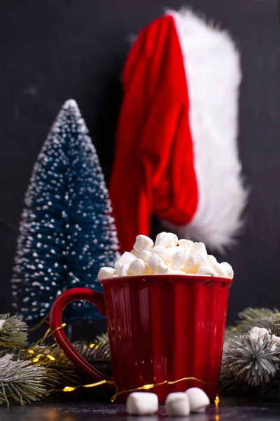 Roter Becher Mit Heißem Kakao Und Haufen Von Mashmellows Santas — Stockfoto