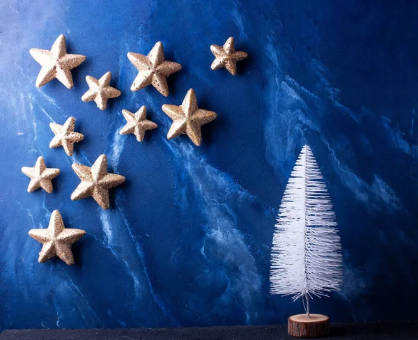 Διακοσμητικό Λευκό Δέντρο Διακοπών Και Χρυσά Αστέρια Κατά Depp Μπλε — Φωτογραφία Αρχείου
