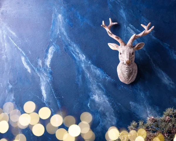Cabeza Decorativa Ciervos Ramas Del Árbol Navidad Pared Textura Azul — Foto de Stock