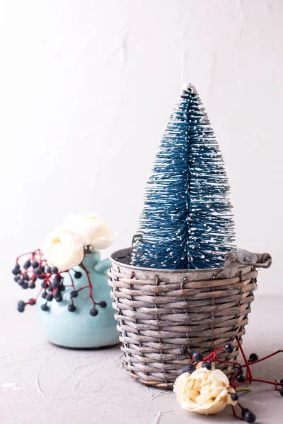 お祭りの冬の装飾 質感の壁に対して花瓶に装飾的な青い休日の木や野生の果実やバラの花 まだ生きてる クリスマスのコンセプト スペースのコピー — ストック写真