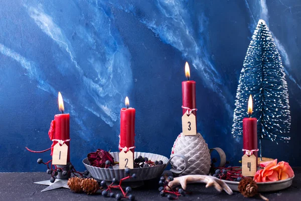 Προχώρησε Την Χριστουγεννιάτικη Σύνθεση Κόκκινα Αναμμένα Κεριά Φόντο Μπλε Υφής — Φωτογραφία Αρχείου