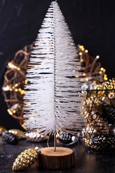 Πρωτοχρονιάτικα Στολίδια Λευκό Δέντρο Και Γυάλινα Κώνους Και Στεφάνι Φώτα — Φωτογραφία Αρχείου