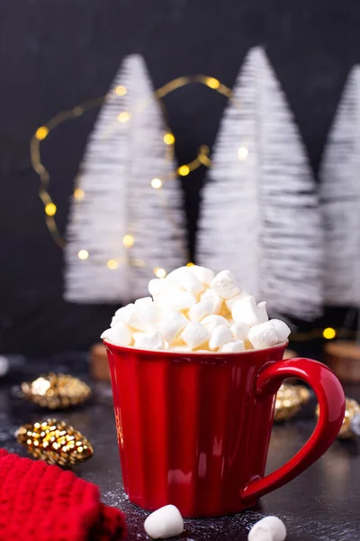 Rote Tasse Mit Heißgetränk Und Haufen Von Maschmellows Weißen Zierbäumen — Stockfoto