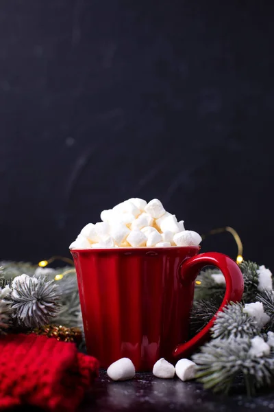 Rode Beker Met Warme Drank Hoop Mashmellows Takken Van Kerstboom — Stockfoto