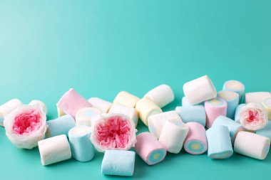 Romantik güller ve tatlılar. Lezzetli marşmelovlar ve turkuaz pastel arka planda pembe güller. Mesaj için yer. Doğum günü için kartpostal, Sevgililer Günü