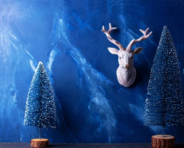 Χριστουγεννιάτικα Στολίδια Διακοσμητική Κεφαλή Από Ελάφια Και Μπλε Δέντρα Σκούρο — Φωτογραφία Αρχείου