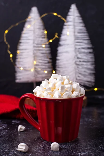 Rote Tasse Mit Heißgetränk Und Haufen Von Maschmellows Mit Weißen — Stockfoto