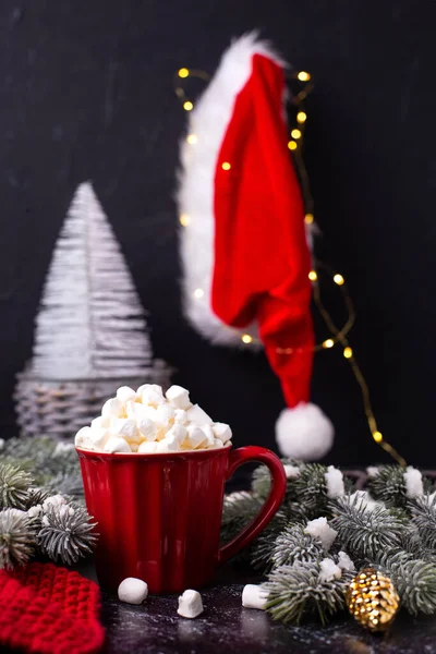 Knallroter Becher Mit Heißgetränk Und Haufen Von Maschmellows Weihnachtsmütze Mit — Stockfoto