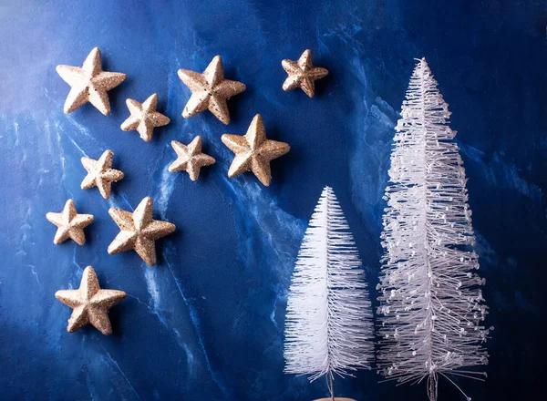 Dekoratif Beyaz Tatil Ağaçları Mavi Desenli Duvarlara Karşı Altın Yıldızlar — Stok fotoğraf