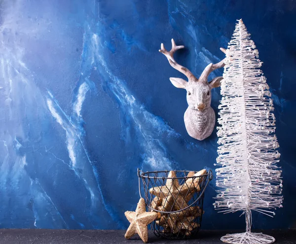 Χριστουγεννιάτικα Στολίδια Διακοσμητική Κεφαλή Από Ελάφι Λευκό Δέντρο Και Χρυσά — Φωτογραφία Αρχείου