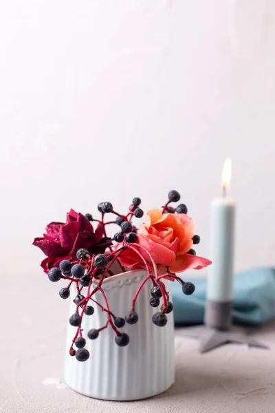 Blumenpostkarte Zarte Bunte Sommerrosen Wilde Herbstbeeren Und Blaue Kerzen Der — Stockfoto