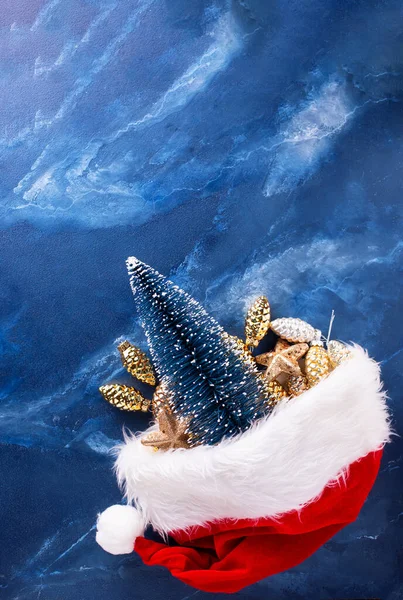 Decorações Ano Novo Chapéu Vermelho Papai Noel Árvore Decorativa Cones — Fotografia de Stock