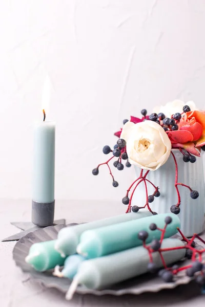 Einfache Postkarte Mit Blauer Brennender Kerze Weißen Rosen Blauen Waldbeeren — Stockfoto