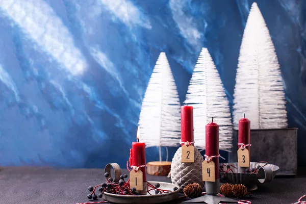 Świąteczna Kompozycja Adwentu Czerwone Płonące Świece Dzikie Niebieskie Jagody Białe — Zdjęcie stockowe
