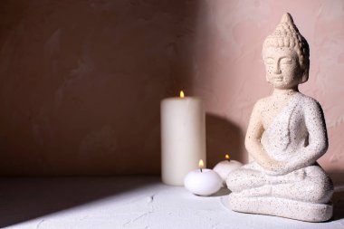 Buda heykeli ve kaplıca için mum yakan güzellik konsepti. Din kavramı. 