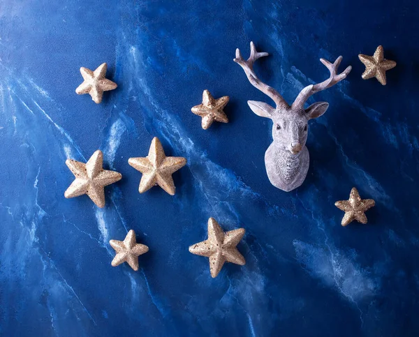 Fondo Con Decoraciones Año Nuevo Cabeza Ciervo Estrellas Doradas Decorativas — Foto de Stock