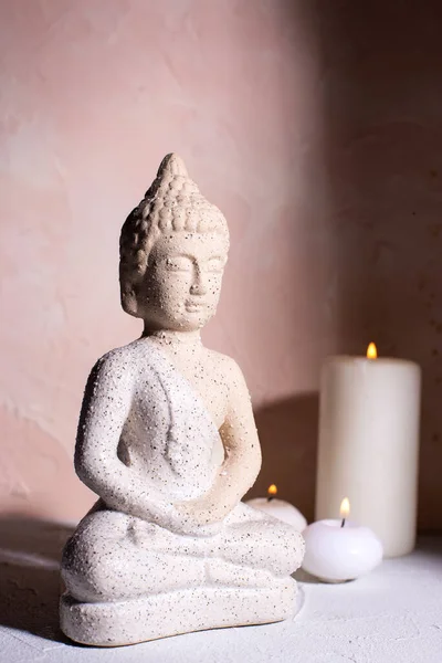 Wellness Konzept Mit Buddha Statue Und Brennenden Kerzen Für Den — Stockfoto