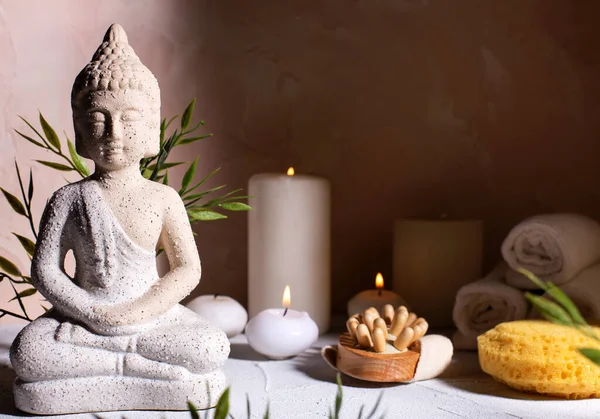 Wellness Konzept Mit Buddha Statue Und Brennenden Kerzen Für Den — Stockfoto