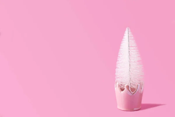 Einfache Postkarte Mit Neujahrssymbol Weißer Weihnachtsbaum Auf Rosa Hintergrund Platz — Stockfoto