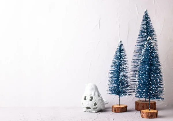 新年のシンボル付きのポストカード 明るい質感の背景に青い装飾鳥と3つの青い休日の木 テキスト用の場所 ホリデークリスマスの背景 — ストック写真