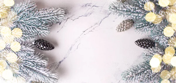 枝からのフレームモミの木 銀ガラスコーンと白の驚異的な背景にボケライト 単純なクリスマスの構成 最上階だ テキストの場所 — ストック写真