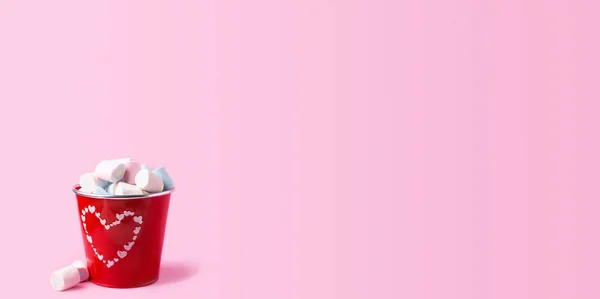 Süße Marshmallows Rotem Eimer Auf Rosa Pastellgrund Platz Für Text — Stockfoto