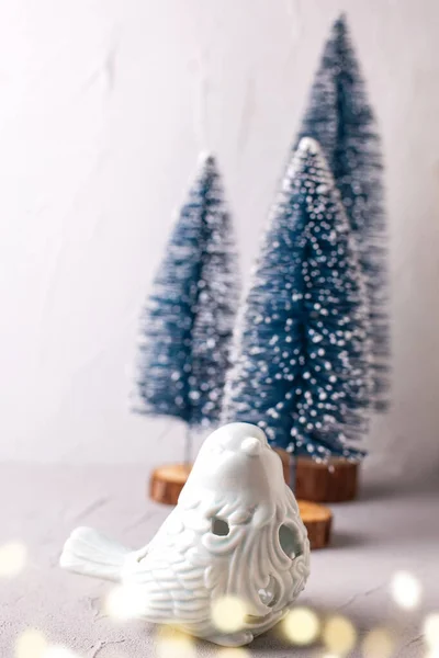 파란색 장식의 그루의 나무들은 배경에 이온으로 구성되어 문자를 크리스마스 — 스톡 사진