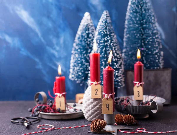 Χριστουγεννιάτικη Σύνθεση Κόκκινα Κεριά Πλακέτες Αριθμούς Κώνους Αγριοκούνελα Και Μπλε — Φωτογραφία Αρχείου