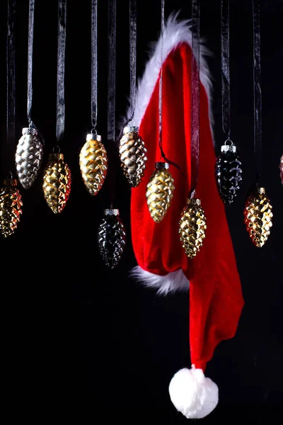 Decorações Natal Chapéu Santas Cones Dourados Pendurados Fitas Contra Fundo — Fotografia de Stock