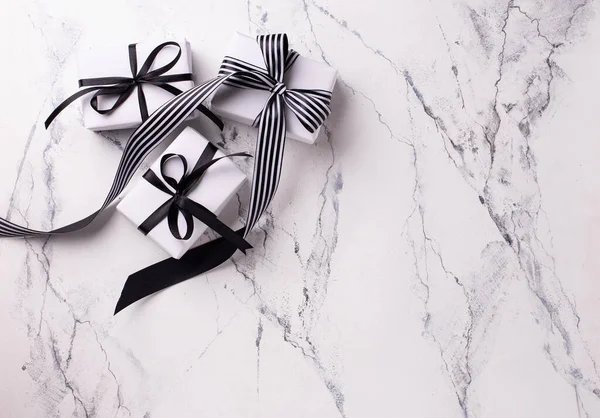 Boîtes Avec Cadeaux Enveloppés Dans Des Couleurs Noir Blanc Sur — Photo