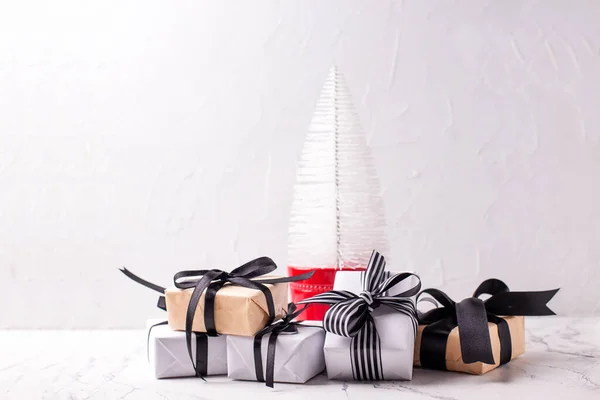 Presenta Scatole Avvolte Nei Colori Bianco Nero Decorativo Albero Natale — Foto Stock