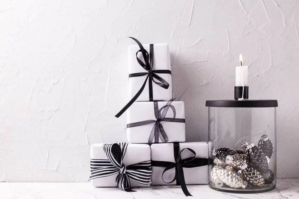 Noël Noir Blanc Boîtes Avec Cadeaux Enveloppés Bougeoir Avec Décoration — Photo