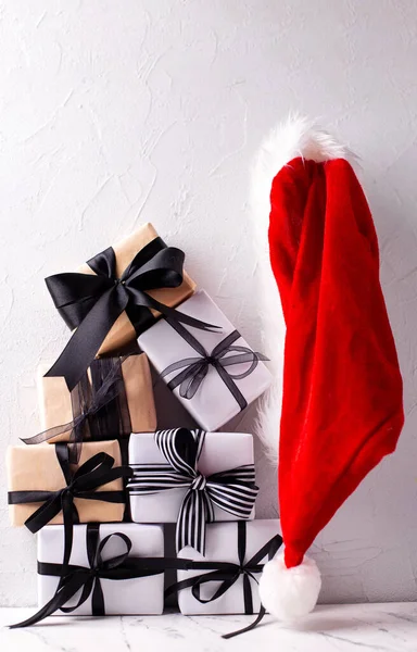 Schachteln Mit Verpackten Geschenken Schwarz Weißen Farben Und Rotem Weihnachtsmannhut — Stockfoto
