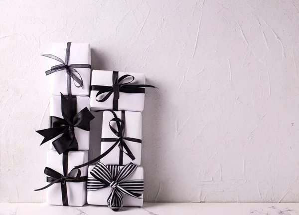 Ensemble Boîtes Enveloppées Avec Des Cadeaux Contre Mur Texturé Blanc — Photo